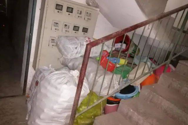 為什么配電箱里不能放雜物<strong></p>
<p>配電箱
</strong>？:配電箱
